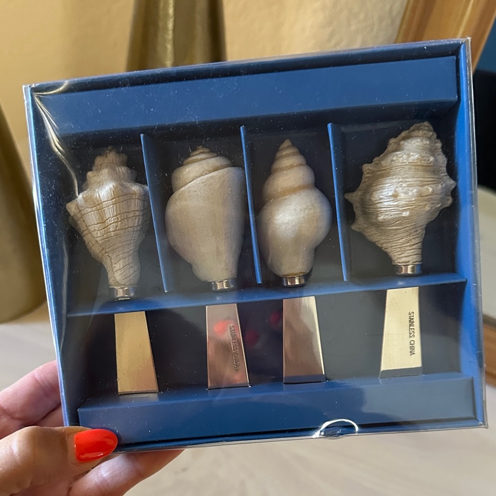 Pier One set of 4 Seashell cheese spreaders